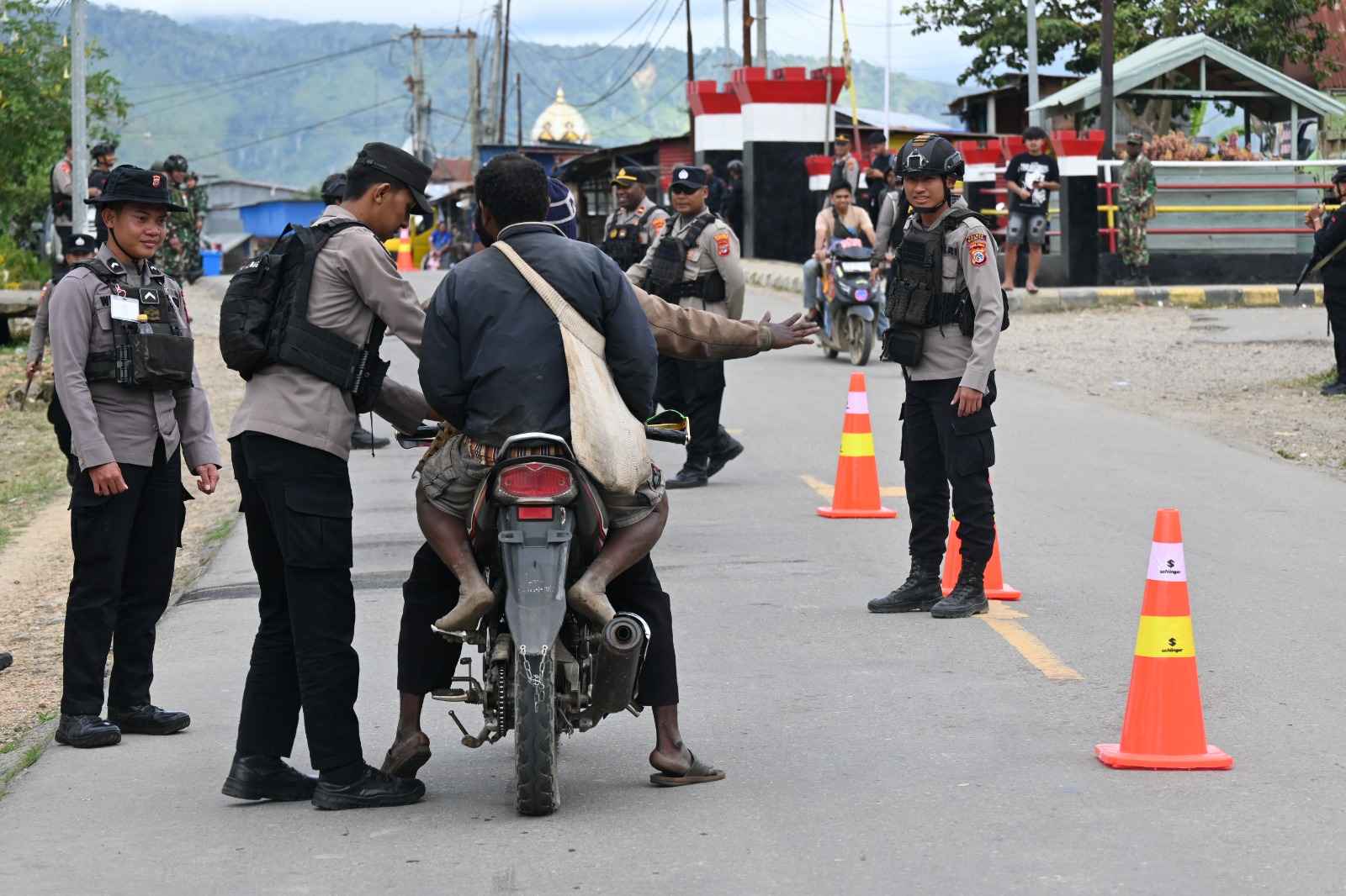 Polres Dogiyai dan TNI Gelar Razia, Lima Senjata Tajam Berhasil Diamankan