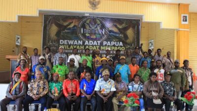 (Pengurus Dewan Adat Enam Distrik Nabire Dilantik)