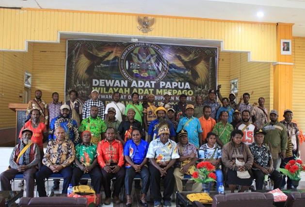 (Pengurus Dewan Adat Enam Distrik Nabire Dilantik)