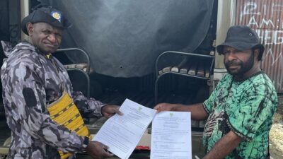 (Pengamanan Aset Daerah, Satpol PP Deiyai Serahkan Kendaraan Dinas Rusak ke BPKAD)