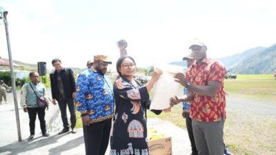 (Pemkab Puncak Jaya Salurkan Bantuan Pangan 2026, Beras dan Minyak Goreng untuk 27 Distrik)