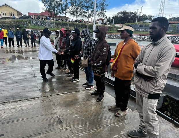 Bupati Deiyai Lepas 12 Siswa Lolos Program ADEM 2026 ke Sekolah Unggulan di Luar Papua