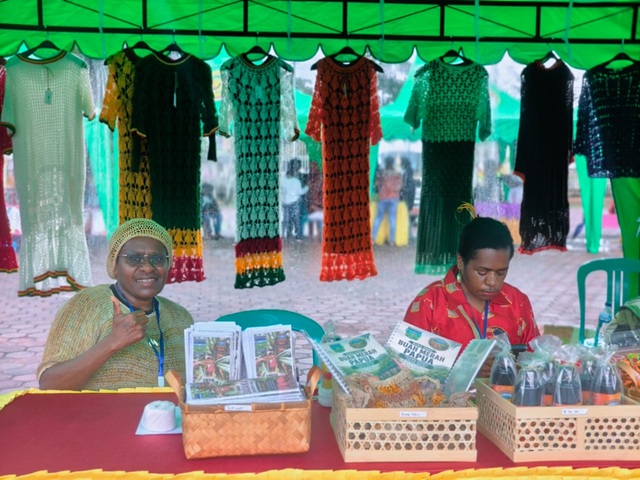 (Stand Deiyai Curi Perhatian Pengunjung di Festival TIFA Timika 2026)