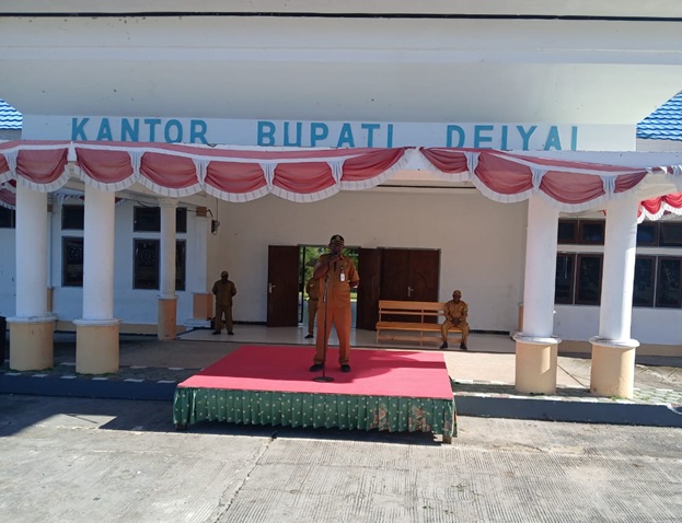 (Sekda Deiyai Tegaskan Disiplin dan Kinerja Jadi Komitmen Utama ASN, CPNS, dan Tenaga Kontrak)