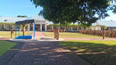 (Pemkab Nabire Serahkan 59 SK Kenaikan Pangkat ASN dan 22 SK Pensiun, Bupati Tekankan Disiplin dan Pelayanan Publik)