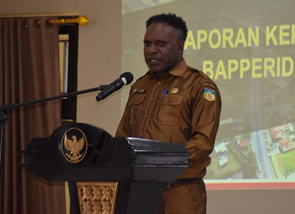 (Kepala Badan Perencanaan, Pembangunan, Riset, dan Inovasi Daerah (Bapperida) Kabupaten Puncak Jaya, Temin Enumbi)