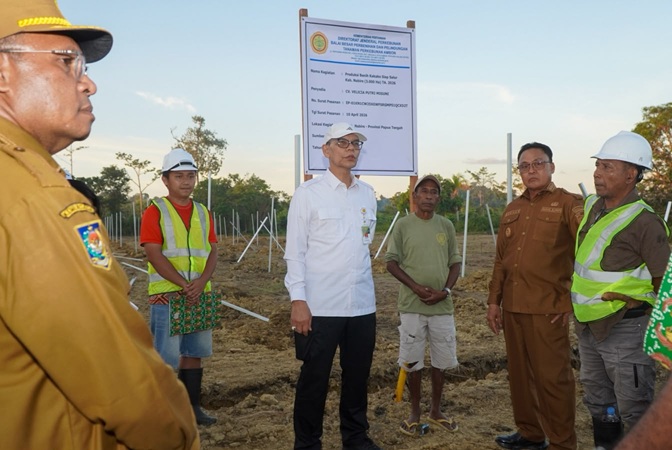 (Direktur Jenderal Perkebunan Kementerian Pertanian, Dr. Ir. Ali Jamil Harahap, Ph.D., saat melakukan kunjungan kerja di Kampung Samabusa)