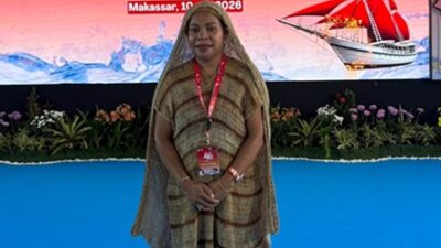 (Ketua Dekranasda Kabupaten Deiyai, Fransina Rumbiak Mote, S.KM., M.KM., menghadiri Acara Syukuran HUT ke-46 Dewan Kerajinan Nasional (Dekranas) Tahun 2026 di Makassar, Sulawesi Selatan, Jumat (10/7/2026). Kehadiran tersebut menjadi bagian dari rangkaian kegiatan nasional yang mempertemukan pengurus Dekranas dan Dekranasda se-Indonesia. Dok. Humas dan Protokol Setda Deiyai)