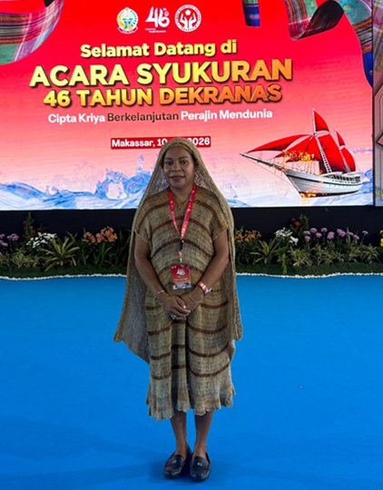 (Ketua Dekranasda Kabupaten Deiyai, Fransina Rumbiak Mote, S.KM., M.KM., menghadiri Acara Syukuran HUT ke-46 Dewan Kerajinan Nasional (Dekranas) Tahun 2026 di Makassar, Sulawesi Selatan, Jumat (10/7/2026). Kehadiran tersebut menjadi bagian dari rangkaian kegiatan nasional yang mempertemukan pengurus Dekranas dan Dekranasda se-Indonesia. Dok. Humas dan Protokol Setda Deiyai)