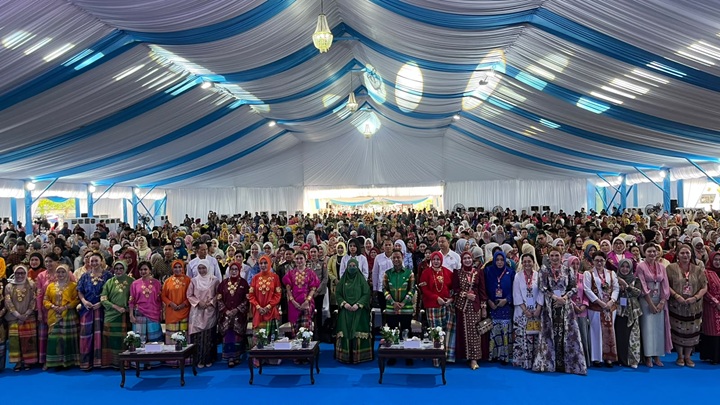 (Ketua Umum Dekranas Indonesia bersama para Ketua Dekranasda Provinsi, Kabupaten/Kota serta tamu undangan menghadiri Acara Syukuran HUT ke-46 Dekranas Tahun 2026 di Makassar, Sulawesi Selatan, Jumat (10/7/2026). Kegiatan ini menjadi momentum memperkuat kolaborasi dalam pengembangan kerajinan dan UMKM Indonesia. Dok. Humas dan Protokol Setda Deiyai)