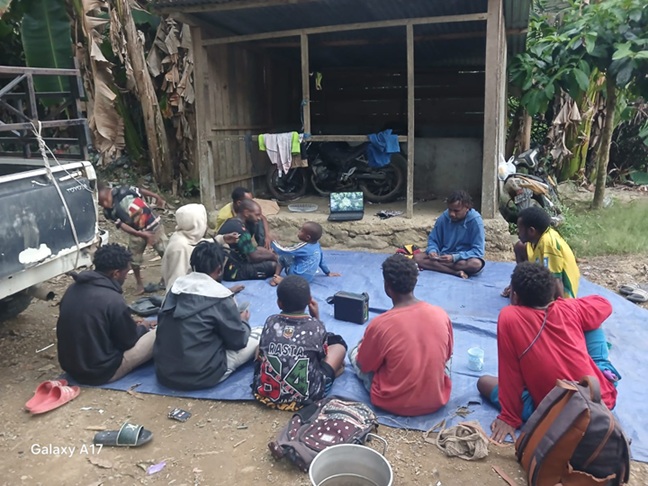 (IPMS Gelar Lapak Buku dan Diskusi Film Pesta Babi di Nabire)