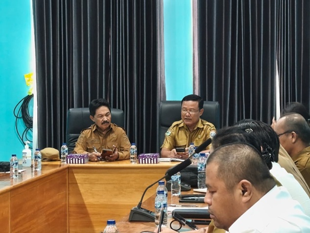 (Sekda Nabire bersama Direktur RSUD Nabire menggelar rapat)