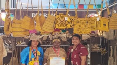 (Dekranasda Kabupaten Deiyai Terima Penghargaan Peserta Pameran Dekranas 2026)