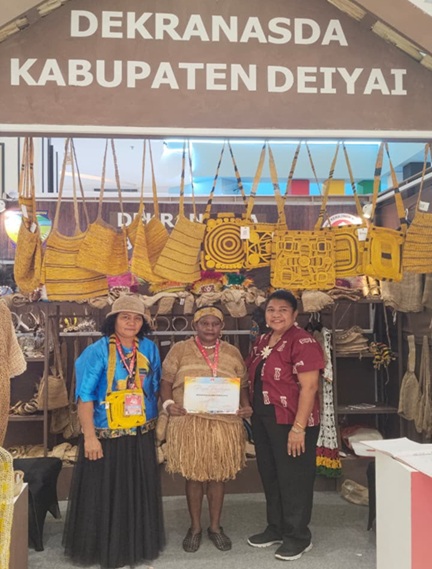 (Dekranasda Kabupaten Deiyai Terima Penghargaan Peserta Pameran Dekranas 2026)
