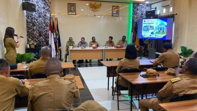 (Dukcapil Nabire Jemput Bola Rekam e-KTP, Sasar Kampung, Lansia hingga Pekerja Sawit, Bupati Mesak Magai: Warga Wajib Punya Dokumen Kependudukan)