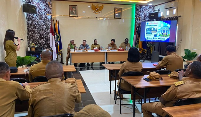 (Dukcapil Nabire Jemput Bola Rekam e-KTP, Sasar Kampung, Lansia hingga Pekerja Sawit, Bupati Mesak Magai: Warga Wajib Punya Dokumen Kependudukan)