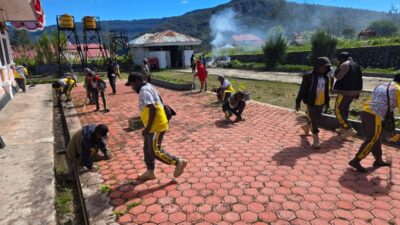 (Jelang HUT RI ke-81, Bagian Umum Setda Deiyai Gelar Kerja Bakti)