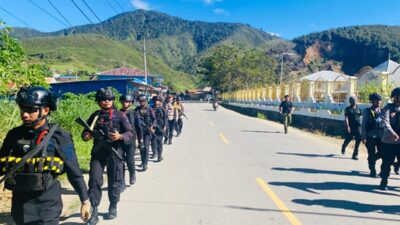 (Polres Dogiyai Gelar Patroli Jalan Kaki, Pastikan Situasi Kamtibmas Tetap Kondusif)