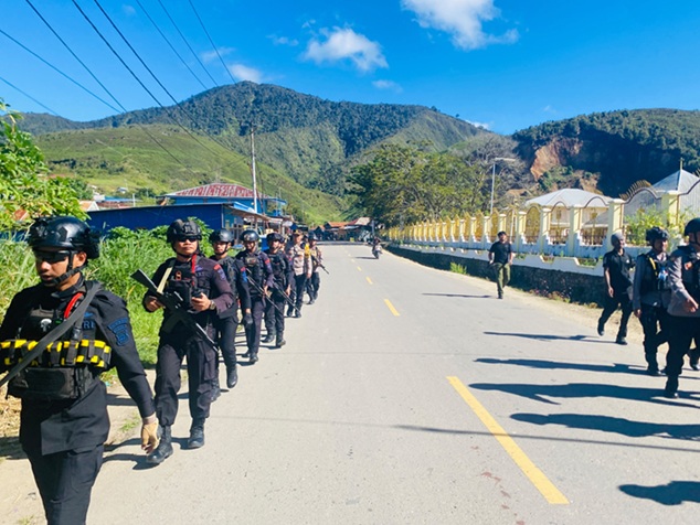 (Polres Dogiyai Gelar Patroli Jalan Kaki, Pastikan Situasi Kamtibmas Tetap Kondusif)