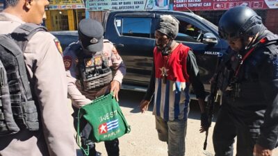 (Polres Dogiyai Gelar Patroli Gabungan dan Razia Sajam, Tiga Senjata Tajam Diamankan)
