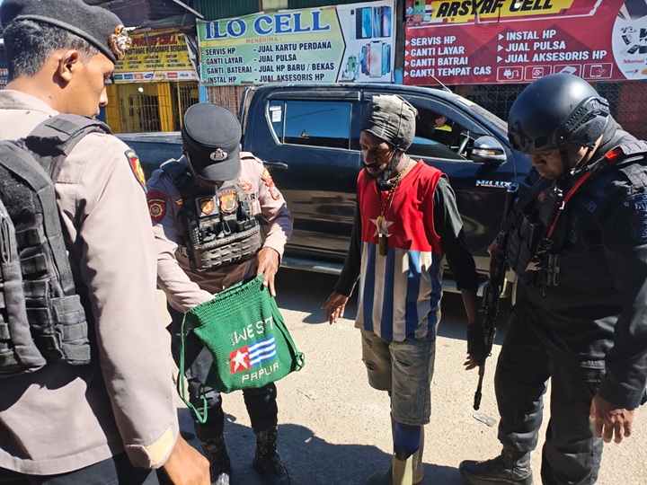 (Polres Dogiyai Gelar Patroli Gabungan dan Razia Sajam, Tiga Senjata Tajam Diamankan)