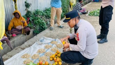 (Polsek Kamuu Tingkatkan Patroli Dialogis di Pasar Ikebo, Imbau Pedagang Tutup Kios Tepat Waktu)