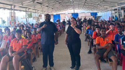 (Anis Labene Tekankan Pentingnya Integritas kepada Siswa SMA Kristen Anak Panah Nabire saat MPLS)