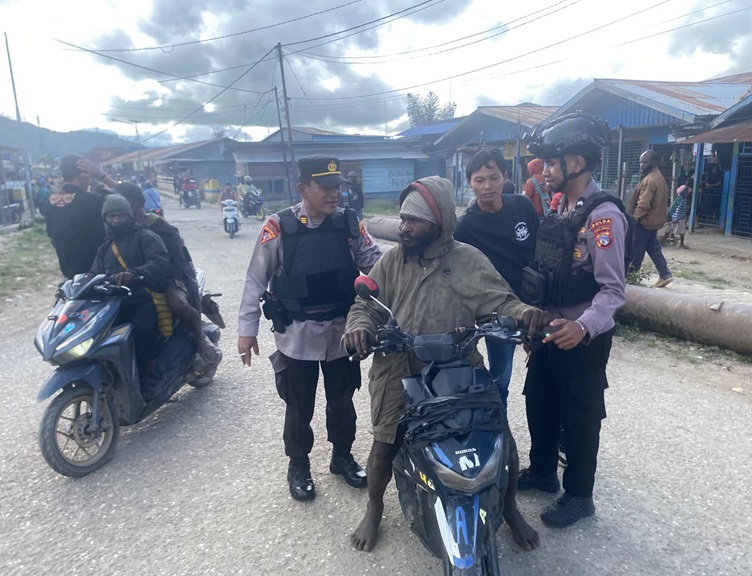 Polres Dogiyai Amankan 2 Senjata Tajam Saat Razia KRYD