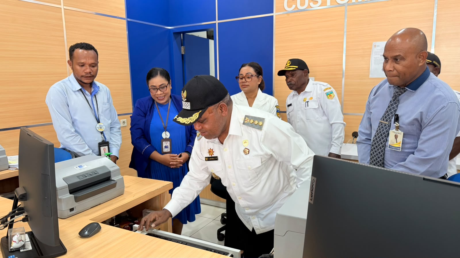 Bupati Yuni Wonda Salurkan Beasiswa Otsus bagi Mahasiswa Puncak Jaya