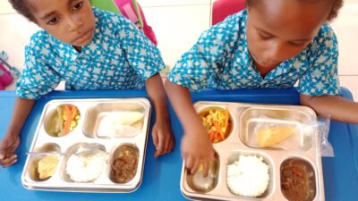 (Spesial Hari Anak Nasional! Program MBG Sajikan Rendang Sapi untuk Siswa di Nabire)