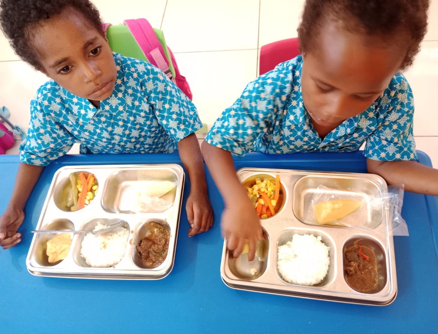 (Spesial Hari Anak Nasional! Program MBG Sajikan Rendang Sapi untuk Siswa di Nabire)
