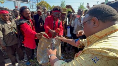 (Anggota DPR Papua Tengah, John Gobai, saat menerima aspirasi mahasiswa asal Intan Jaya)