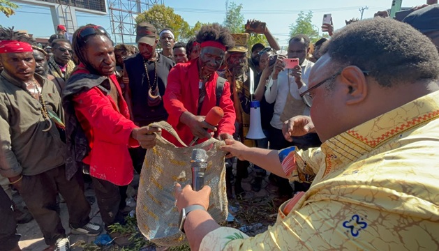 (Anggota DPR Papua Tengah, John Gobai, saat menerima aspirasi mahasiswa asal Intan Jaya)