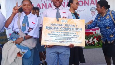 (Dari Tukang Ojek ke Juara 1 Bahasa Inggris, Kisah Melian Obaipa Siswa SMA Meepago Nabire Bikin Haru)