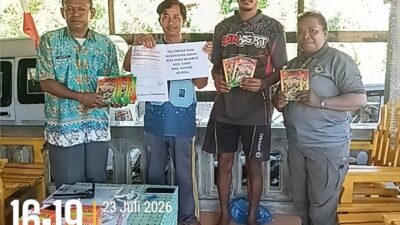 (Dinas Pertanian Nabire Salurkan Bantuan Benih Cabai, Petani Yaro Makmur Siap Tingkatkan Produksi)