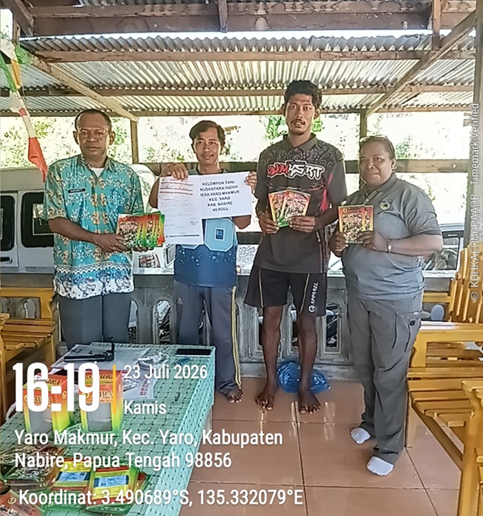 (Dinas Pertanian Nabire Salurkan Bantuan Benih Cabai, Petani Yaro Makmur Siap Tingkatkan Produksi)