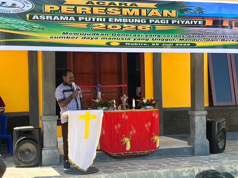 (Bupati Nabire Resmikan Asrama Putri Embung Pagi Piyaiye, Komit Benahi Seluruh Asrama Pelajar)
