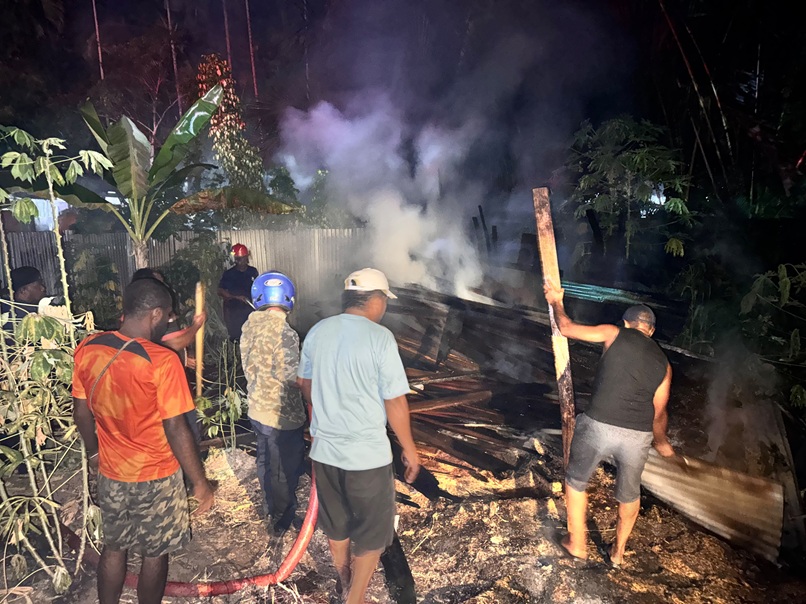 (Kebakaran Lahan di Kalibobo Nabire Dipicu Pembakaran Sampah, Damkar Papua Tengah Bergerak Cepat)