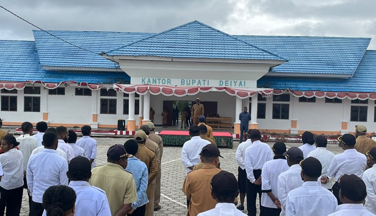 (Bupati Deiyai Pimpin Apel Gabungan PNS)
