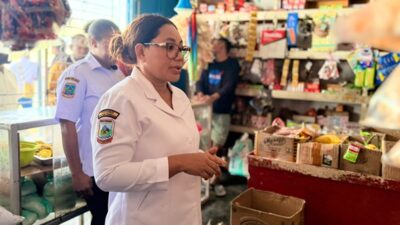(Penjabat (Pj) Sekretaris Daerah Kabupaten Puncak Jaya, Yubelina Enumbi, SE., MM., MH., saat melakukan sidak)