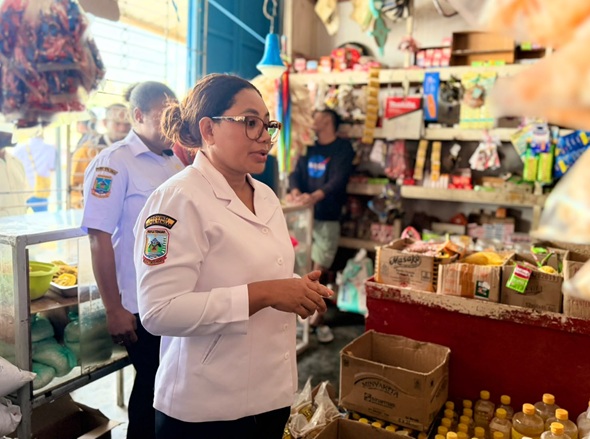 (Penjabat (Pj) Sekretaris Daerah Kabupaten Puncak Jaya, Yubelina Enumbi, SE., MM., MH., saat melakukan sidak)