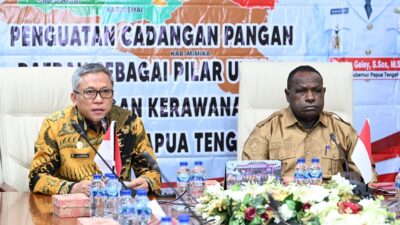 (Asisten II Bidang Perekonomian dan Pembangunan Setda Provinsi Papua Tengah, H. Tumiran, S.Sos., M.AP (kiri), dan Kepala Dinas Tanaman Pangan, Hortikultura dan Ketahanan Pangan Provinsi Papua Tengah adalah Karlos Murib, S.IP, MAP)