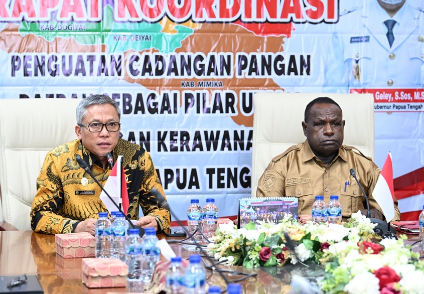 (Asisten II Bidang Perekonomian dan Pembangunan Setda Provinsi Papua Tengah, H. Tumiran, S.Sos., M.AP (kiri), dan Kepala Dinas Tanaman Pangan, Hortikultura dan Ketahanan Pangan Provinsi Papua Tengah adalah Karlos Murib, S.IP, MAP)