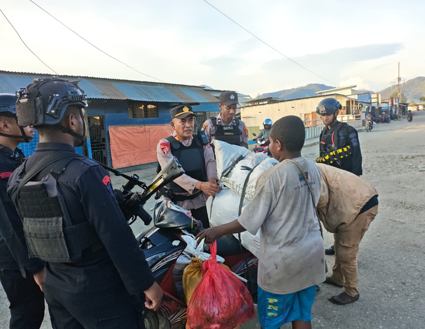(Patroli Sore Polres Dogiyai Sisir Titik Rawan, Ini Hasilnya)