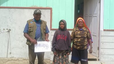 (Demi Bansos Tepat Sasaran, TKSK Deiyai Validasi Data YAPI dan Lansia Hingga Lapangan)