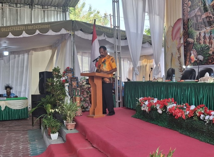 (Asisten III Bidang Administrasi Umum Sekretariat Daerah Kabupaten Nabire, Beny Ayorbaba, S.Sos., membacakan sambutan tertulis Bupati Nabire)