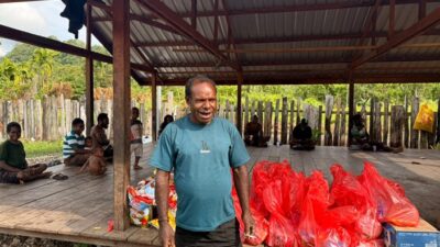 (Pemerintah Pusat Salurkan 35 Paket Sembako ke Kampung Lani Nabire, Warga Apresiasi Bantuan)