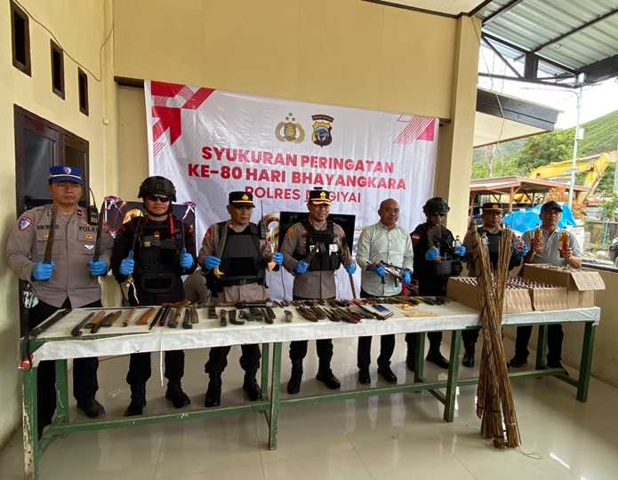 (Polres Dogiyai Sita Senpi Rakitan dan 120 Botol Miras dalam Operasi Sikat Noken 2026)
