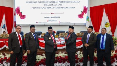 (APBD Papua Tengah 2025 Catat Surplus Rp345 Miliar, Gubernur Serahkan Raperda Pertanggungjawaban ke DPR-PT)