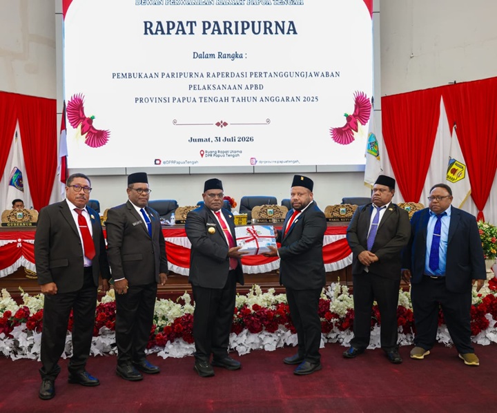 (APBD Papua Tengah 2025 Catat Surplus Rp345 Miliar, Gubernur Serahkan Raperda Pertanggungjawaban ke DPR-PT)